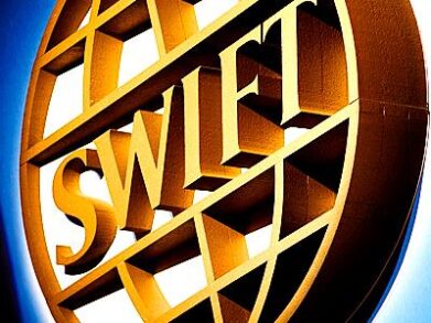 Блокировка доступа к SWIFT не станет финансовой катастрофой для России