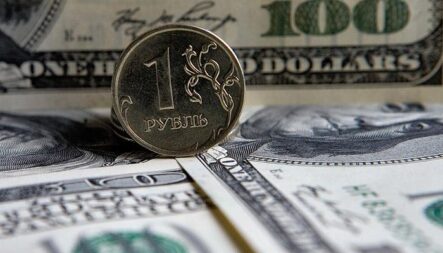 Скандал в США, а падает рубль. Курс доллара США к рублю на завтра: 58,9911