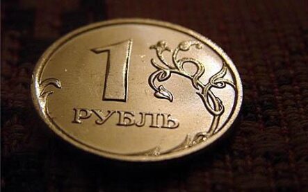 Официальный курс доллара США к рублю на 14 апреля 2015 года вырос на 1 рубль 35,42 копейки