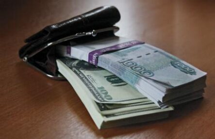 Официальный курс доллара США к рублю на 19 мая 2015 года упал на 79,40 копейки