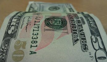 Der offizielle Wechselkurs des US-Dollars zum Rubel ist am 8. Juli 2015 um 80,80 Kopeken gestiegen