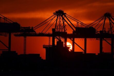 7-й месяц подряд падает производственный сектор России