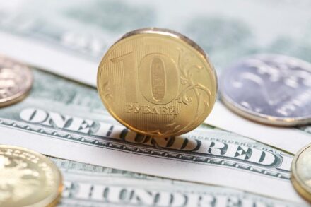 Официальный курс доллара США к рублю на 15 октября 2015 года вырос на 90,20 копейки
