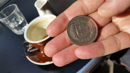 USDCHF теряет завоеванные накануне позиции