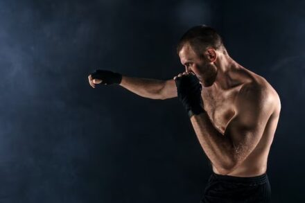 Лучшие нокаутеры UFC: кто доминирует в легком и тяжелом весе?