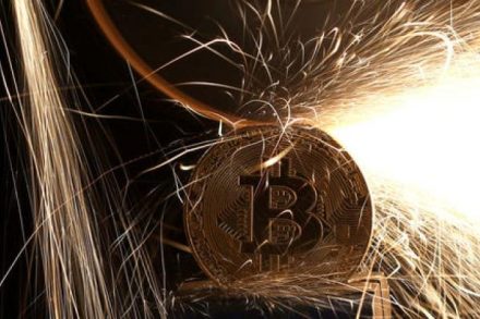 Биткоин уже стоит меньше 7 тыс. долларов. Криптовалюты на старте обвала?