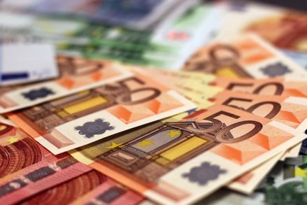 Euro inches up after ECB Meeting; yen down on trade hopes