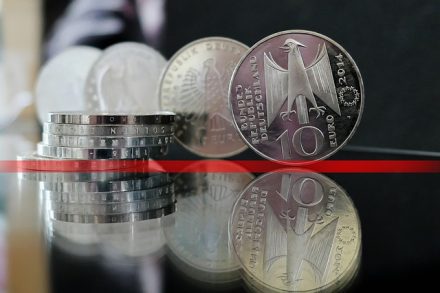 Евро восстанавливается, а фунт продолжает падать