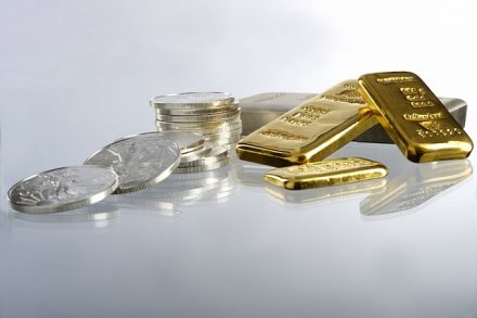 Gold prices dip amid lowered rate cut expectations