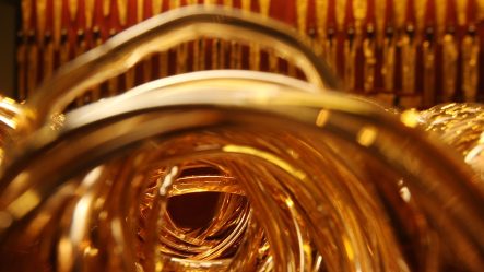 Gold resumes rally, pushing further past $1,400