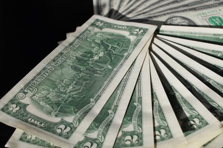 Как Россия прощается с долларом?