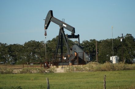 Как с цепи сорвалась: нефть взлетела на 5%