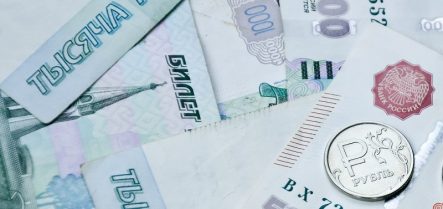 Курс рубля к доллару в сентябре может достигнуть отметки 70