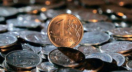 Почему падает рубль: в России не хватает валюты