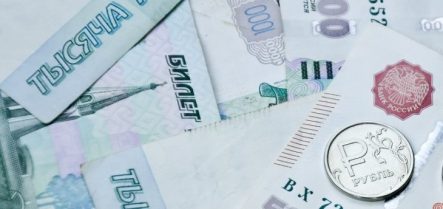 Рубль страдает от торговой политики Трампа. Курс доллара США к рублю на завтра: 63,1394