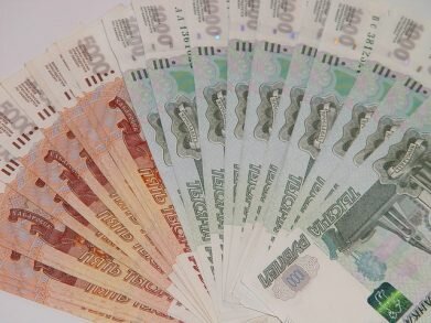 مستوى 62 لم ينجح في تثبيت العملة الروسية. سعر الدولار الأمريكي مقابل الروبل غدًا: 62,2056