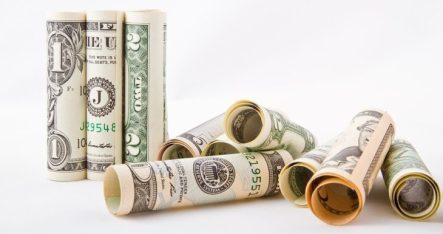 В фокусе рынка: обзор курса доллара, евро, фунта, иены и цены на нефть сегодня