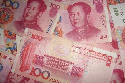 Yuan trades lower amid renewed trade concerns