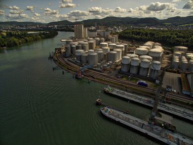 Запасы в США продлили рост цен на нефть