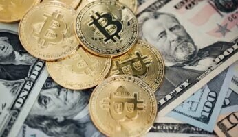 Биткоин и курс доллара, политика ФРС